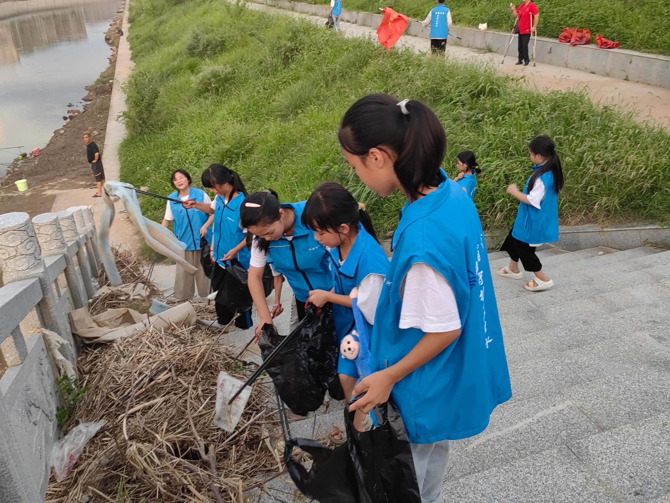 1724926662419098572.jpg 8.28溆浦青春护河1.jpg