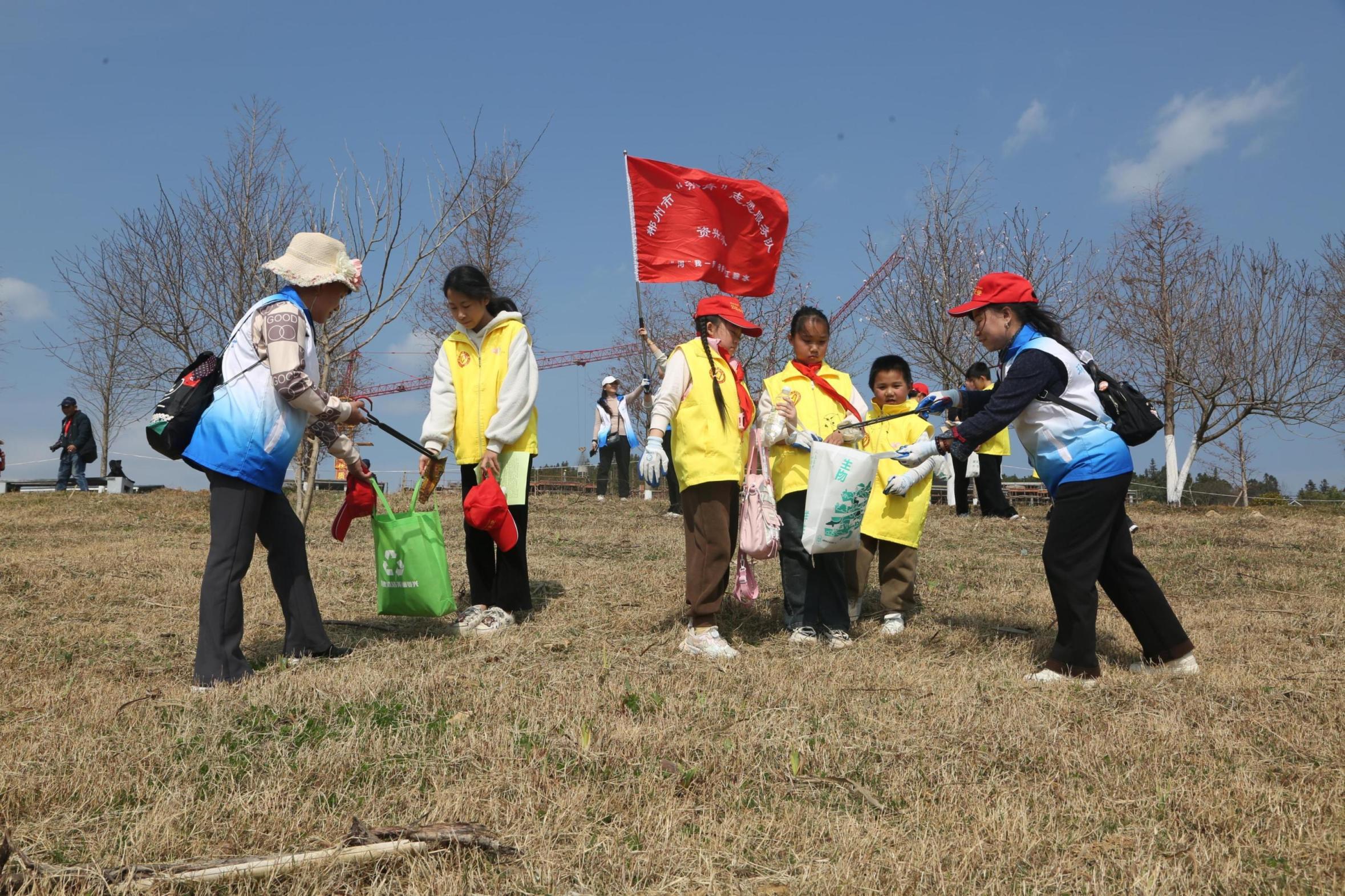 3.53月1日，资兴市志愿者协会、资兴市生态环境保护志愿者协会联合在东江湖湿地公园河道口开展“守护东江湖水 心护万亩绿”捡拾垃圾志愿服务活动。40多名志愿者一边清理河道口垃圾，一边向游客宣传垃圾处理和湿地公园环境整治的重要性，增强游客的责任感和参与意识。（通讯员 欧祖生 曹忠兰 摄）.jpg