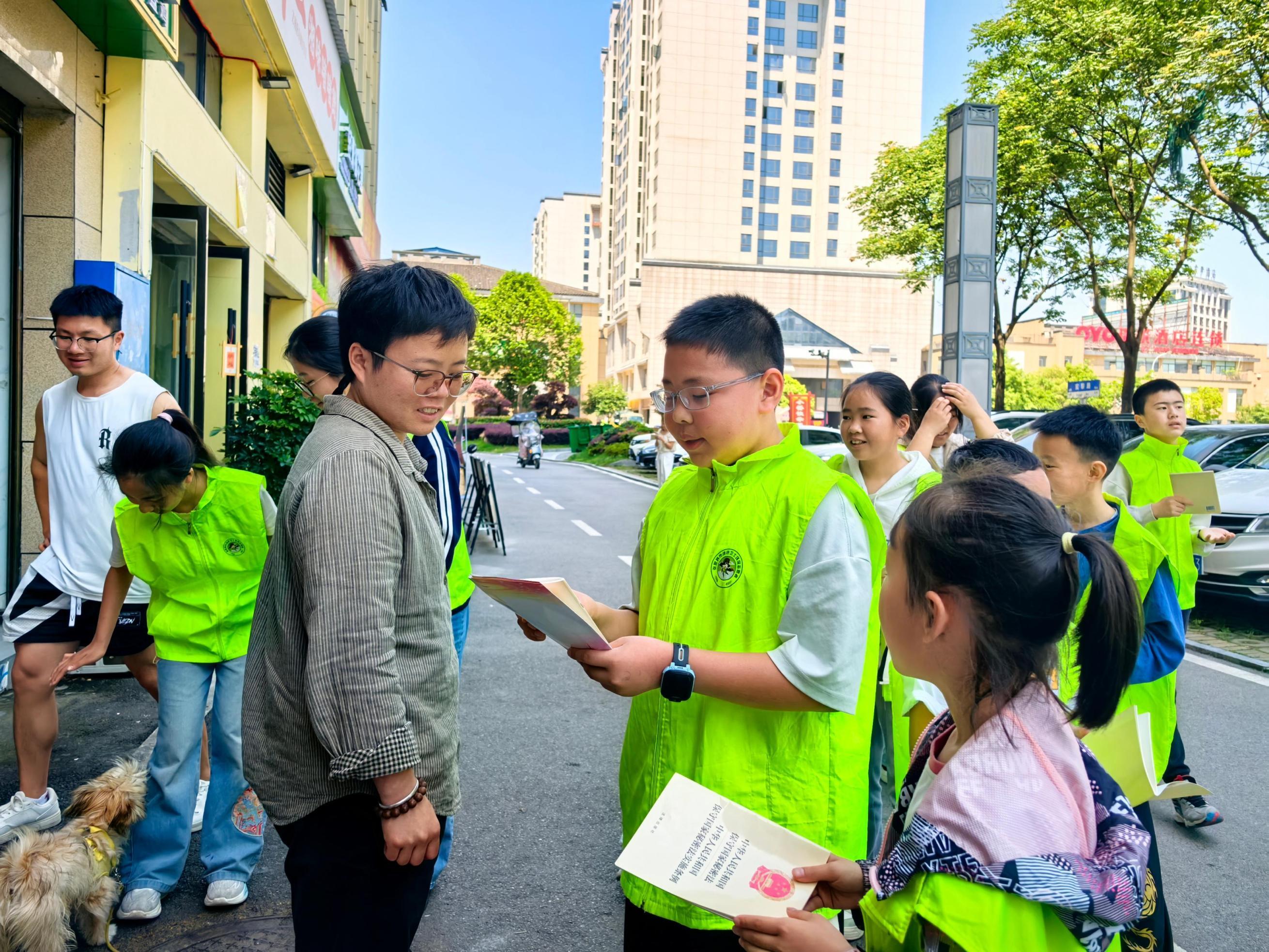 1747104772583008931.jpg 5.12张家界普法宣传2.jpg