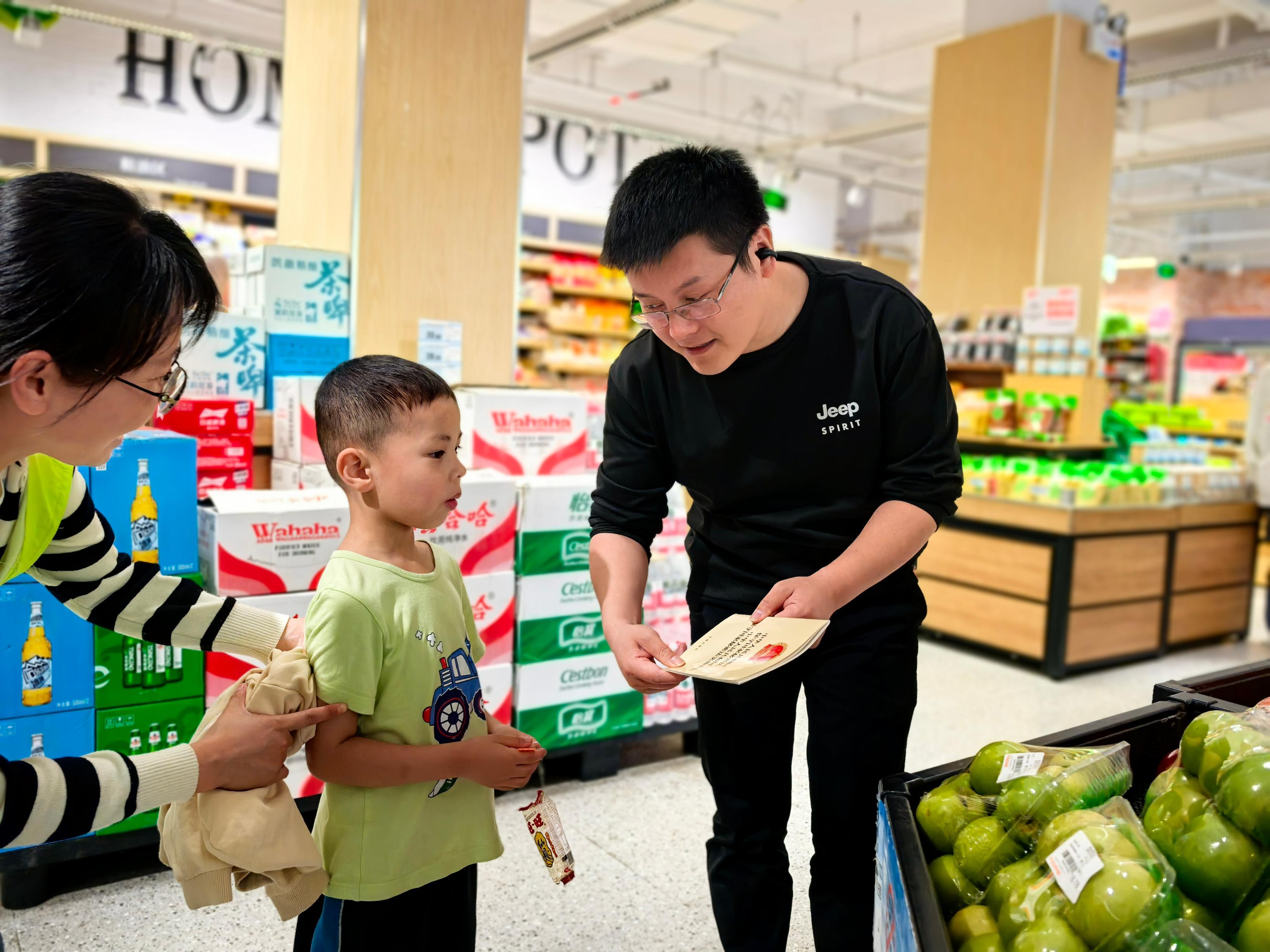 1747104946024053209.jpg 5.12张家界普法宣传1.jpg