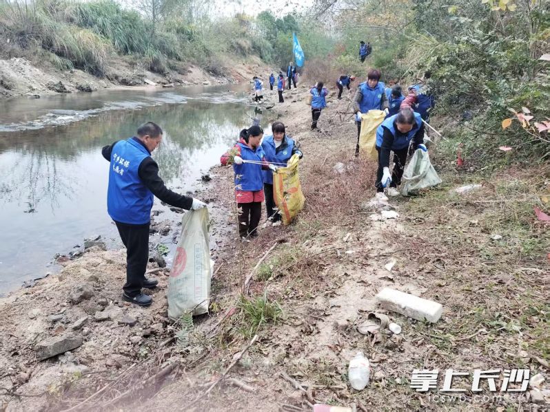 开展巡河净滩志愿服务活动。 开展巡河净滩志愿服务活动。