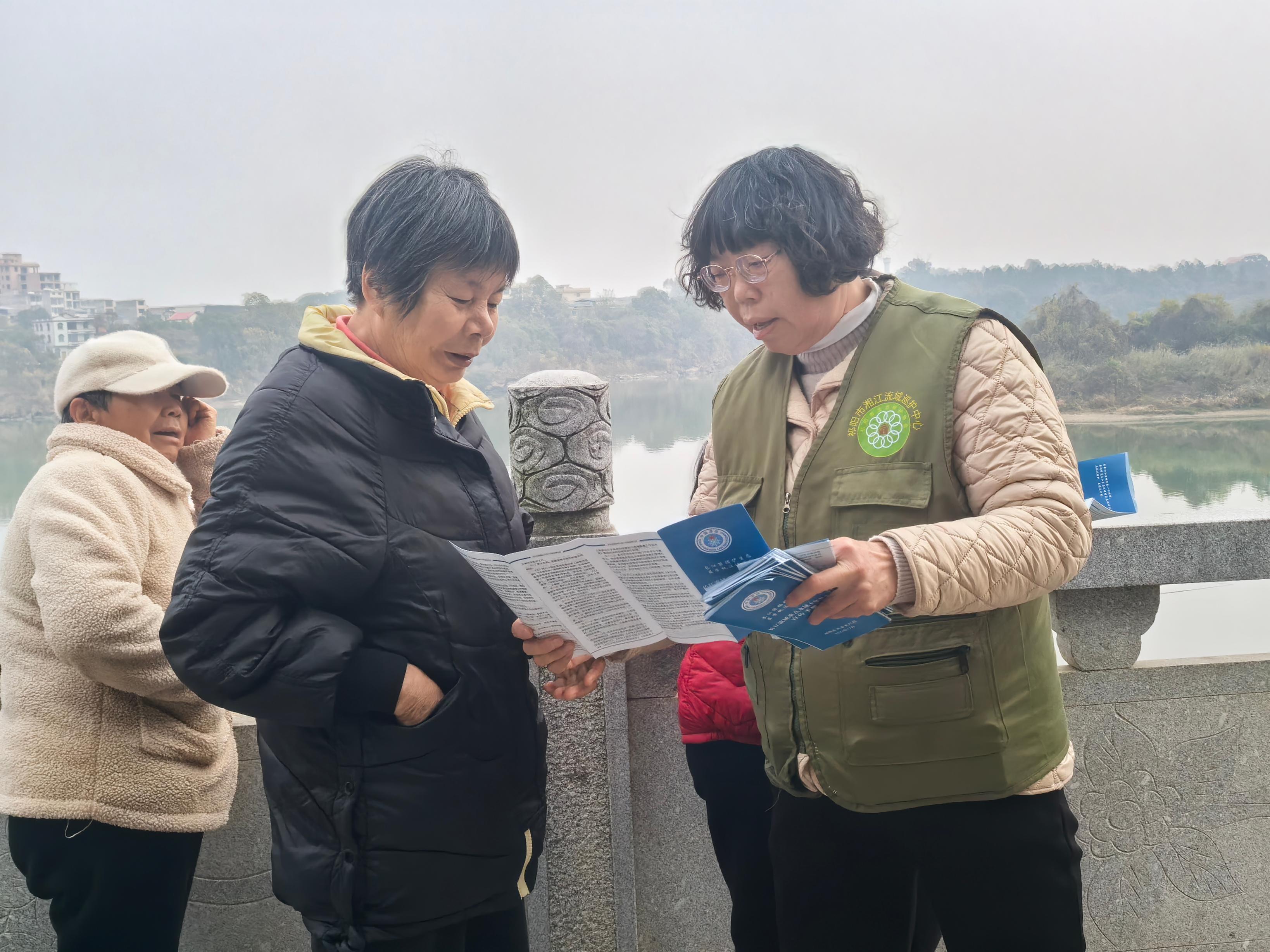 12月24日上午，祁阳市湘江流域志愿巡护中心组织巡护员沿湘江沿线开展禁渔普法宣传活动，提升群众对“十年长江禁渔”政策的知晓度与支持度，营造出禁渔护渔的良好氛围。刘亚力  摄.jpg