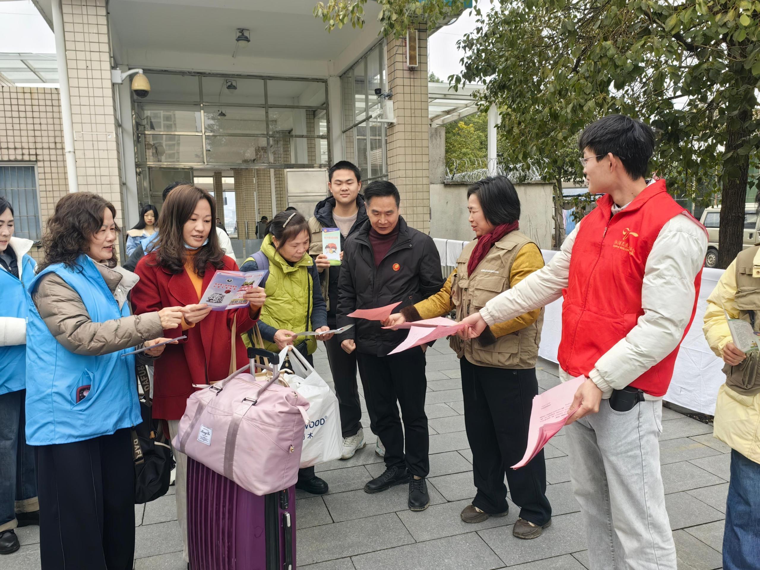 1771916743612084412.jpg 1.14溆浦志愿者开展春运普法宣传活3..jpg