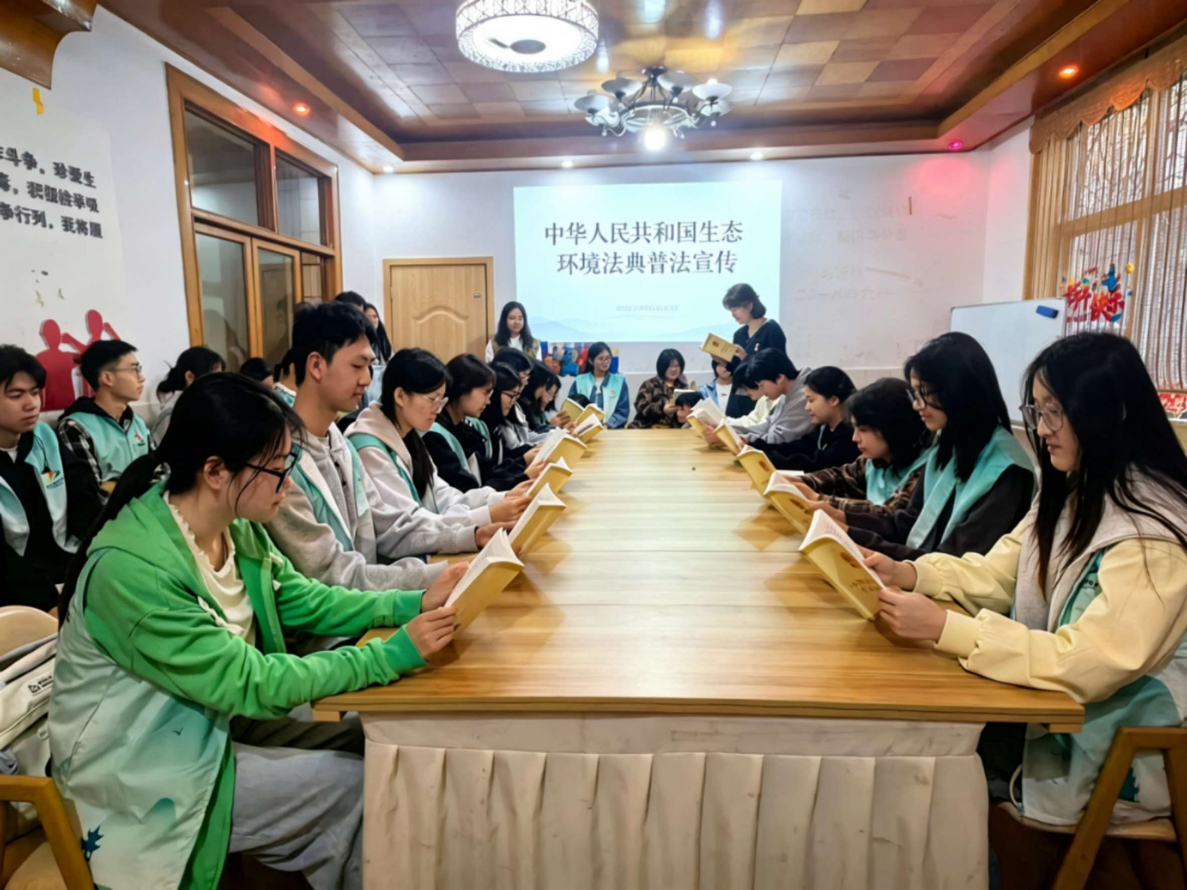 4.15学“典”知法守生态 张家界开展《中华人民共和国生态环境法典》主题普法宣传活动1.jpg