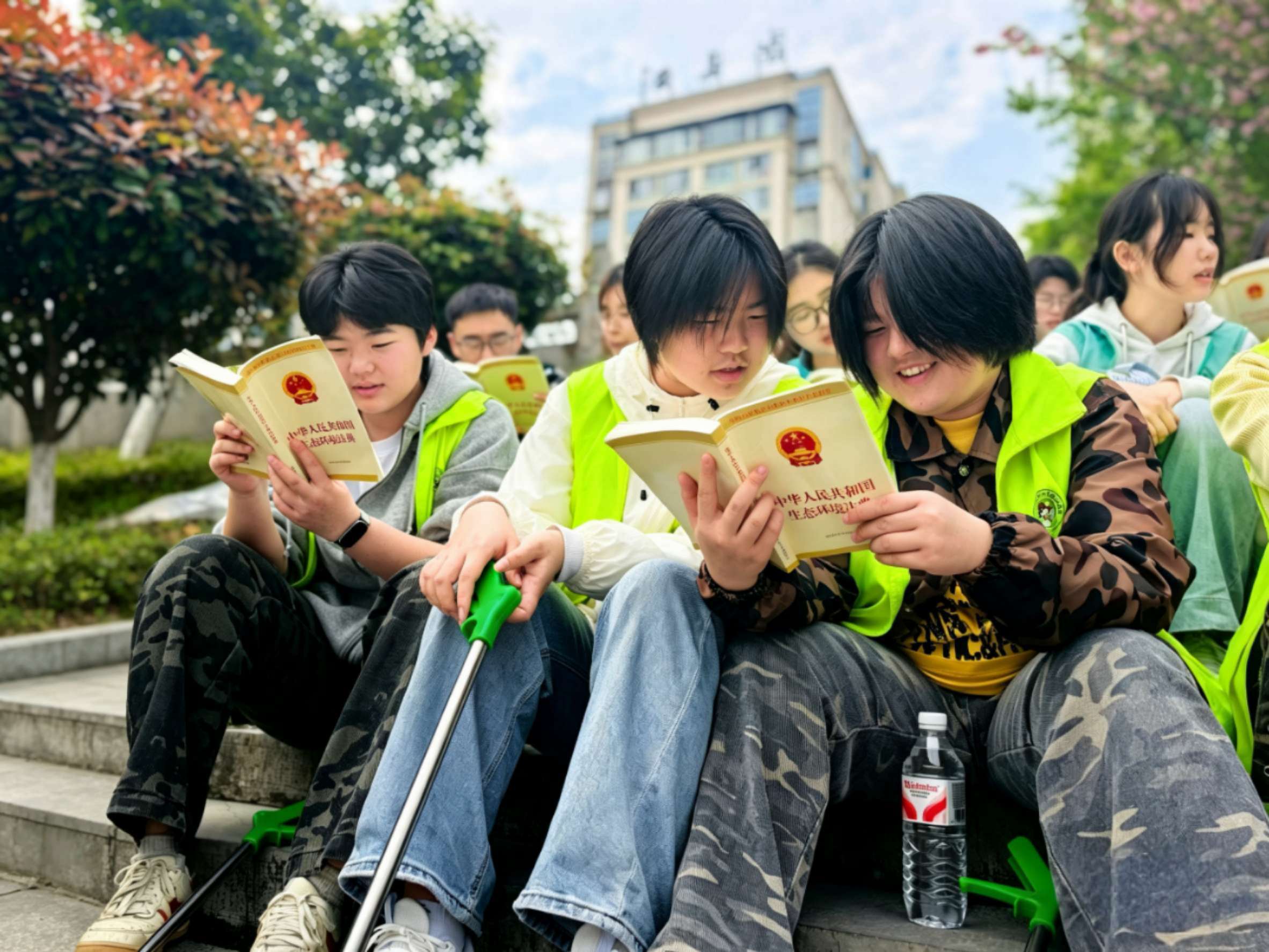 4.15学“典”知法守生态 张家界开展《中华人民共和国生态环境法典》主题普法宣传活动2.jpg