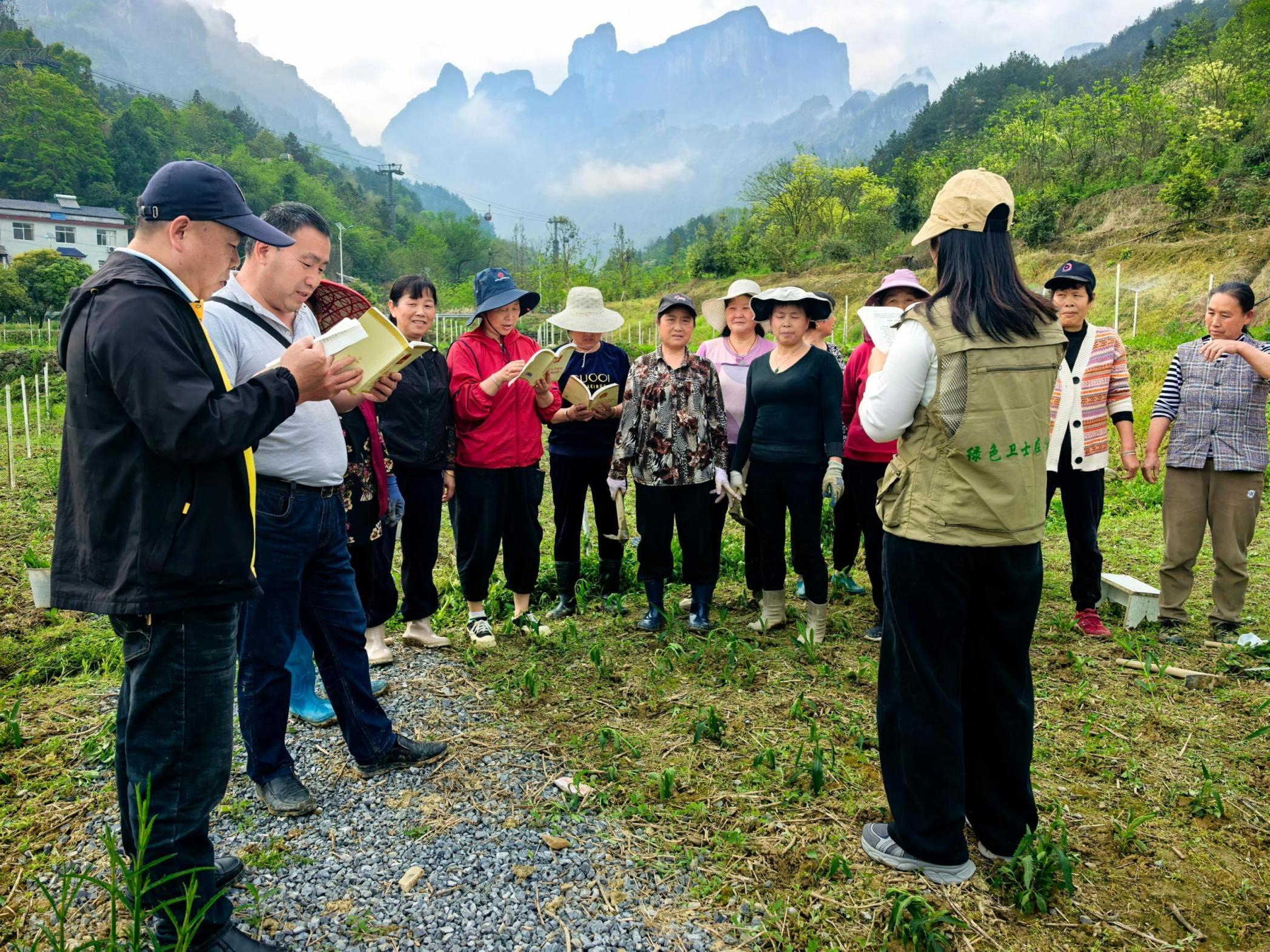 4.15学“典”知法守生态 张家界开展《中华人民共和国生态环境法典》主题普法宣传活动4.jpg