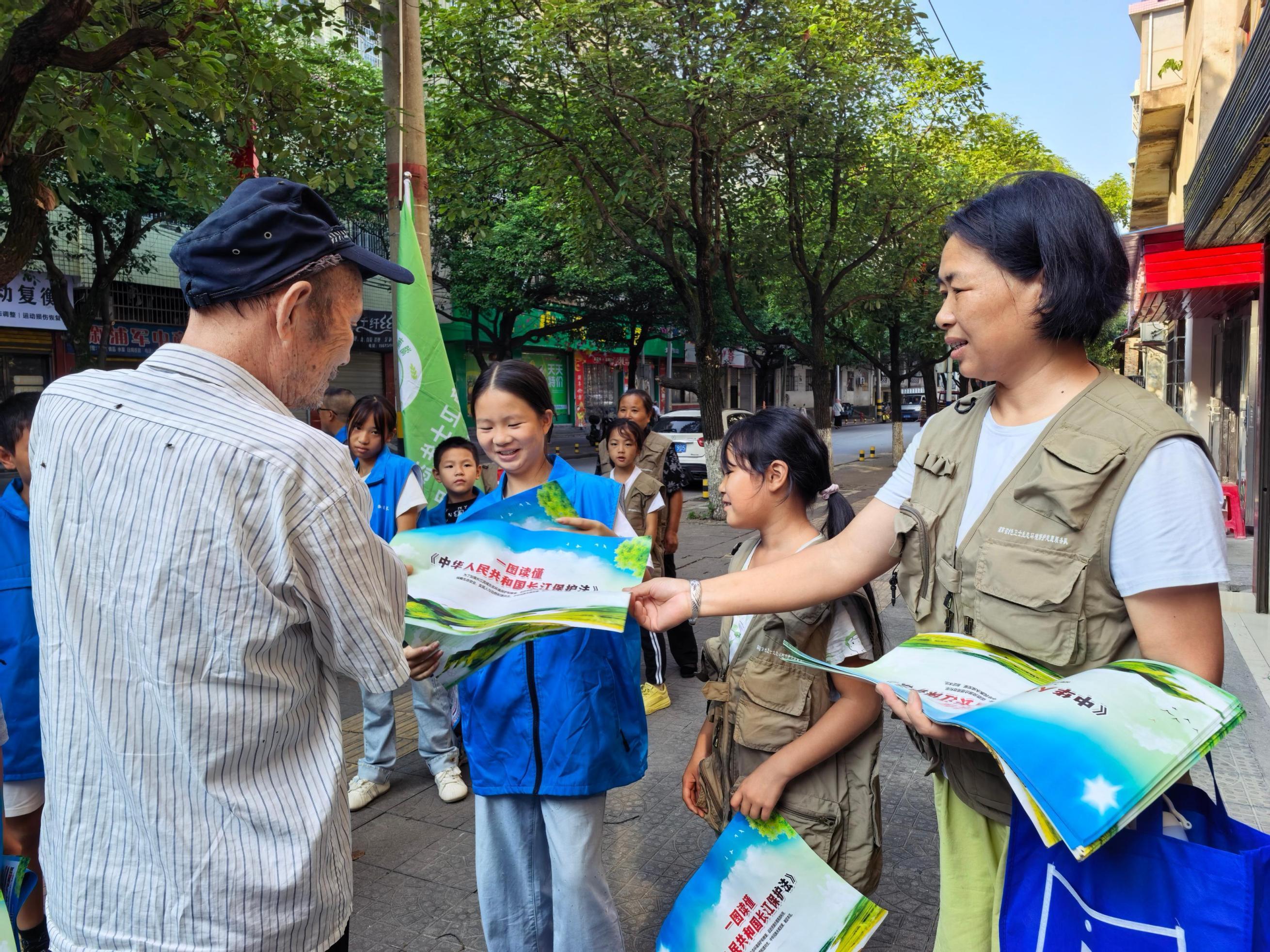 1790643709162092342.jpg 9.28中秋假期护河不打烊 溆浦“河小青”净滩普法在行动.jpg